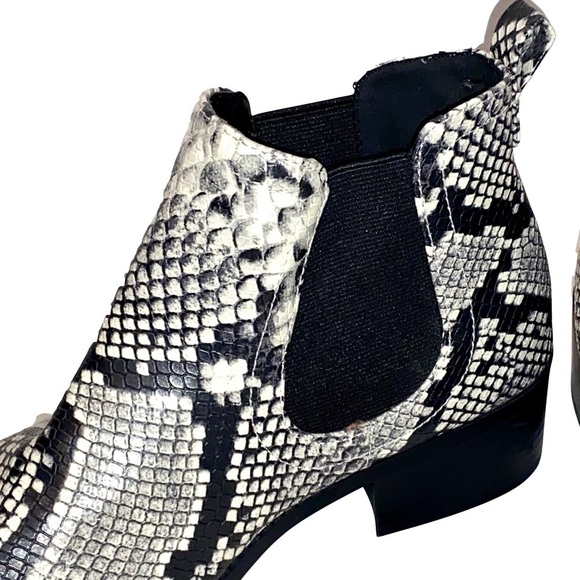 CITY CLASSIFIED Chelsea Snake Embossed Print Black & White Booties Size 7.5 - Picture 5 of 10